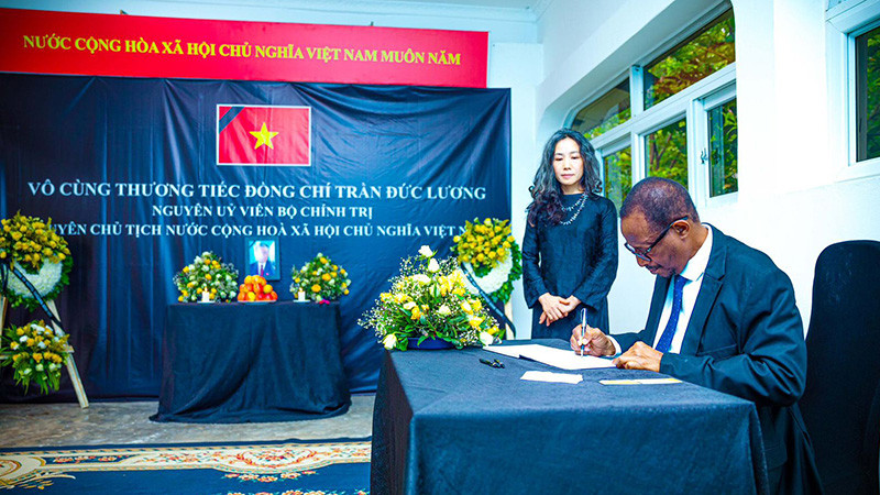 Đại sứ quán Việt Nam tại Cộng hòa Thống nhất Tanzania mở Sổ tang tưởng niệm Nguyên Chủ tịch nước Trần Đức Lương.