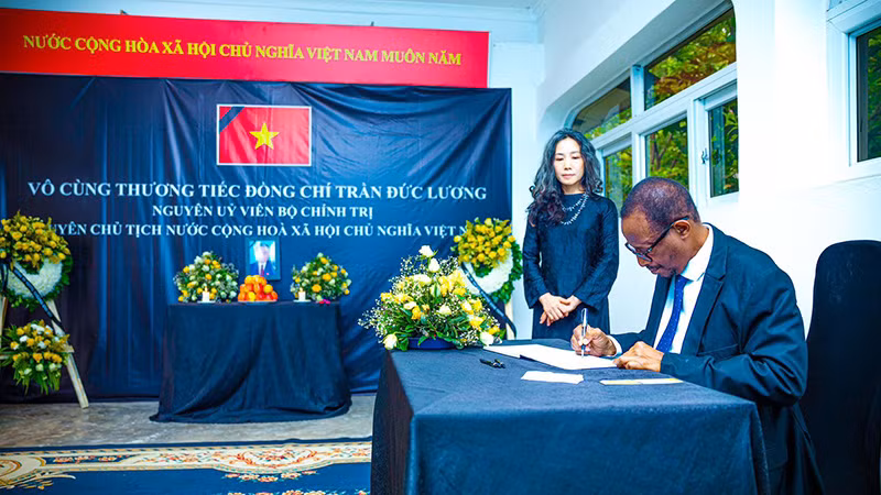 Đại sứ quán Việt Nam tại Cộng hòa Thống nhất Tanzania mở Sổ tang tưởng niệm Nguyên Chủ tịch nước Trần Đức Lương.
