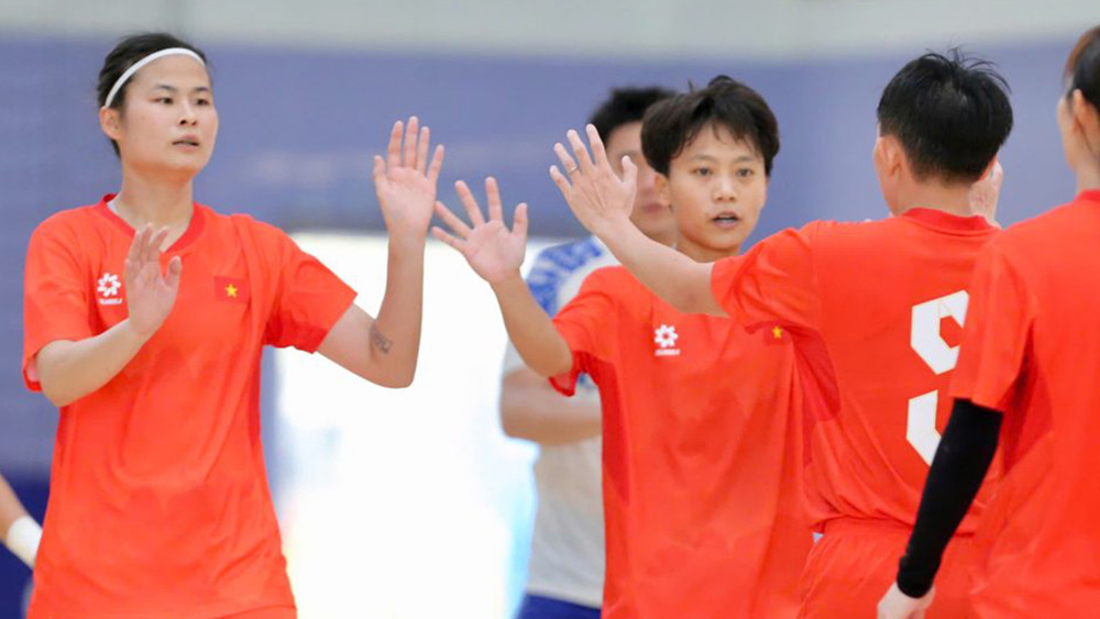 Các tuyển thủ futsal nữ Việt Nam thi đấu ấn tượng trước các cầu thủ nam của đội futsal Xạ Store. (Ảnh: VFF)