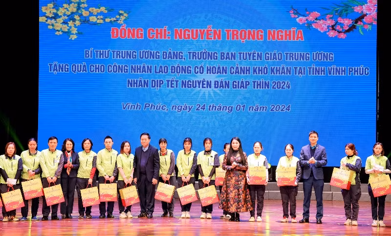 Các đồng chí lãnh đạo tặng quà cho công nhân có hoàn cảnh khó khăn.