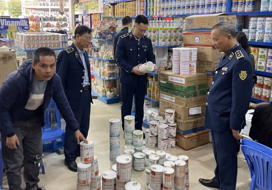 Phát hiện các sản phẩm sữa có dấu hiệu xâm phạm quyền nhãn hiệu Abbott. (Ảnh do Quản lý thị trường tỉnh cung cấp)