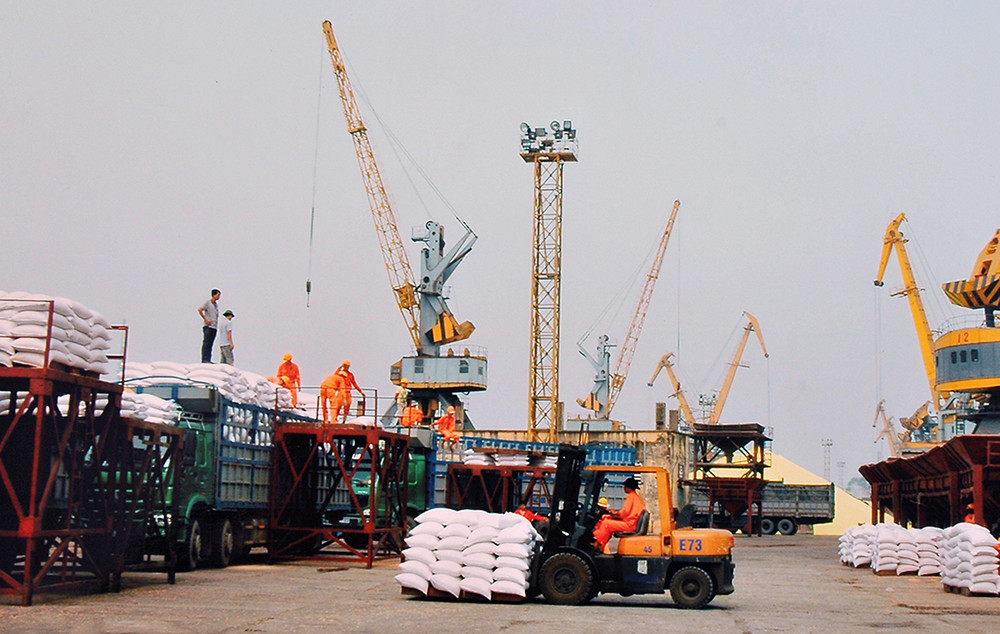 Bốc dỡ hàng hóa tại cảng Chùa Vẽ, Hải Phòng. Ảnh: NAM ANH