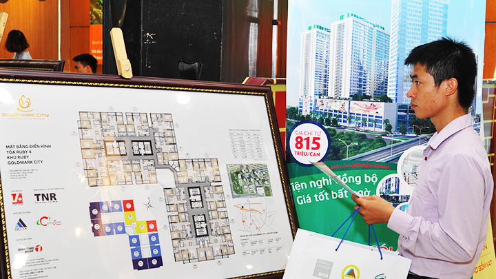 Khách hàng tìm hiểu thông tin chung cư tại Hà Nội. Ảnh: NGUYỆT ANH
