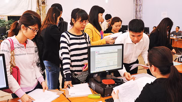 Các doanh nghiệp nộp kê khai quyết toán thuế tại Cục Thuế Hà Nội. Ảnh: NGUYỆT ANH