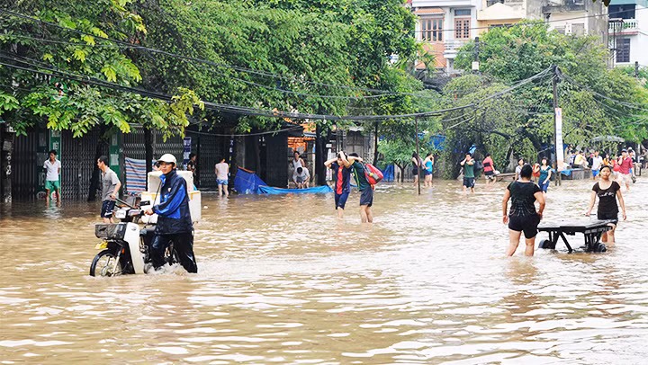 Nhiều tuyến phố ngập sau cơn mưa. Ảnh: NAM NGUYỄN