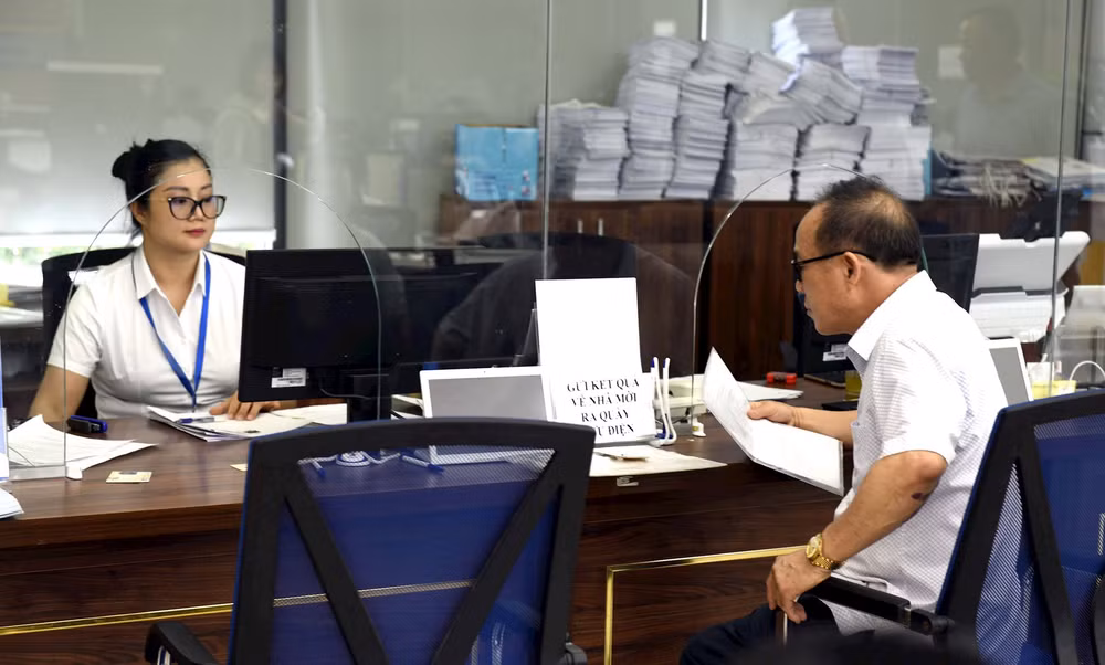 Cần có chế độ chính sách về tiền lương bảo đảm cải thiện được thu nhập cho cán bộ, công chức, viên chức. Ảnh: TTXVN