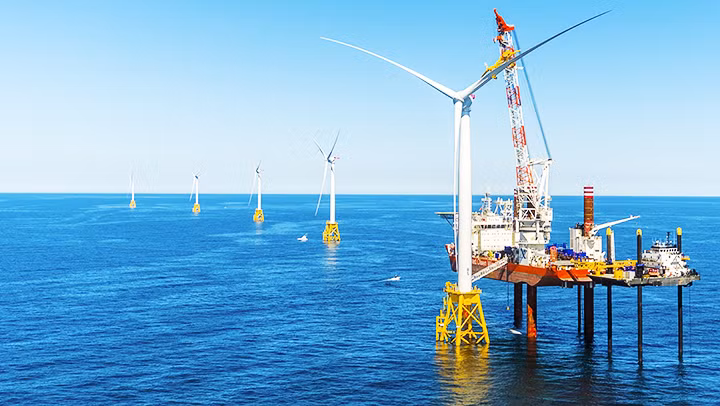 Điện gió ngoài khơi được coi là một trong những giải pháp đột phá để chuyển đổi năng lượng. Ảnh: EVN