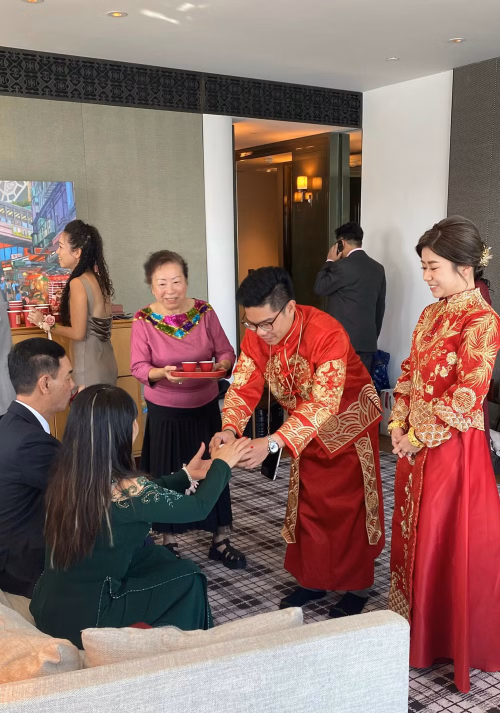 Chú rể dâng trà cho bậc song thân trước lễ cưới ở Hồng Công.