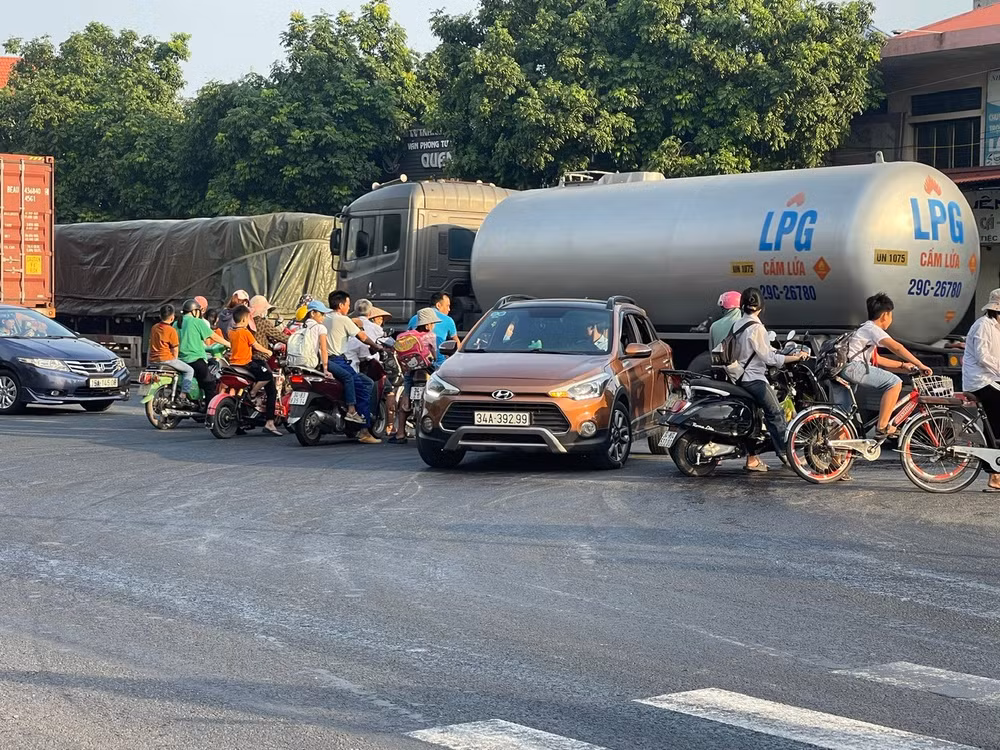 Tình trạng lộn xộn nguy hiểm xảy ra hằng ngày trên đoạn Quốc lộ 5 đi qua khu vực.