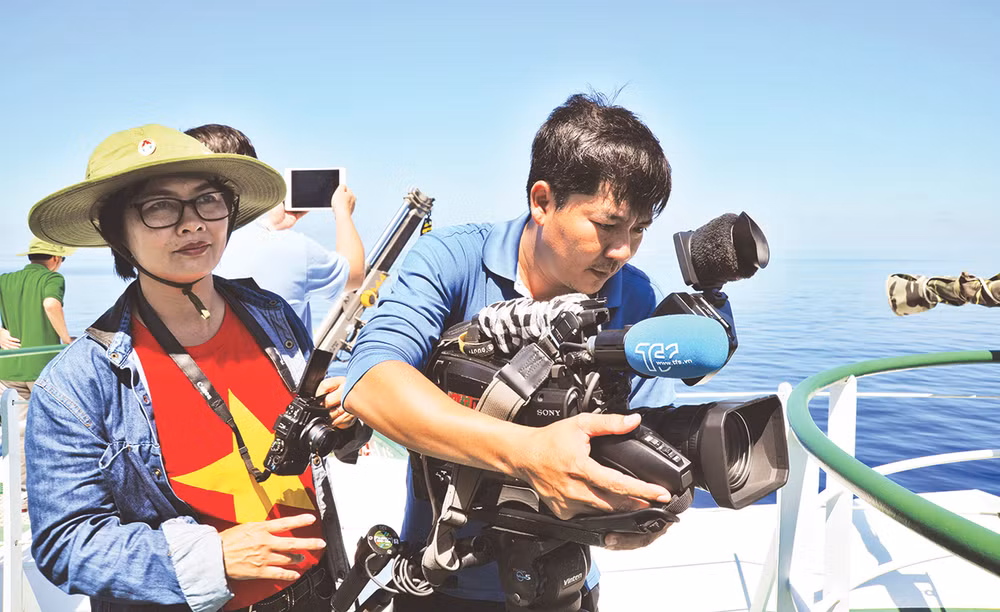 Các phóng viên tác nghiệp tại Trường Sa. Ảnh: NGUYỆT ANH