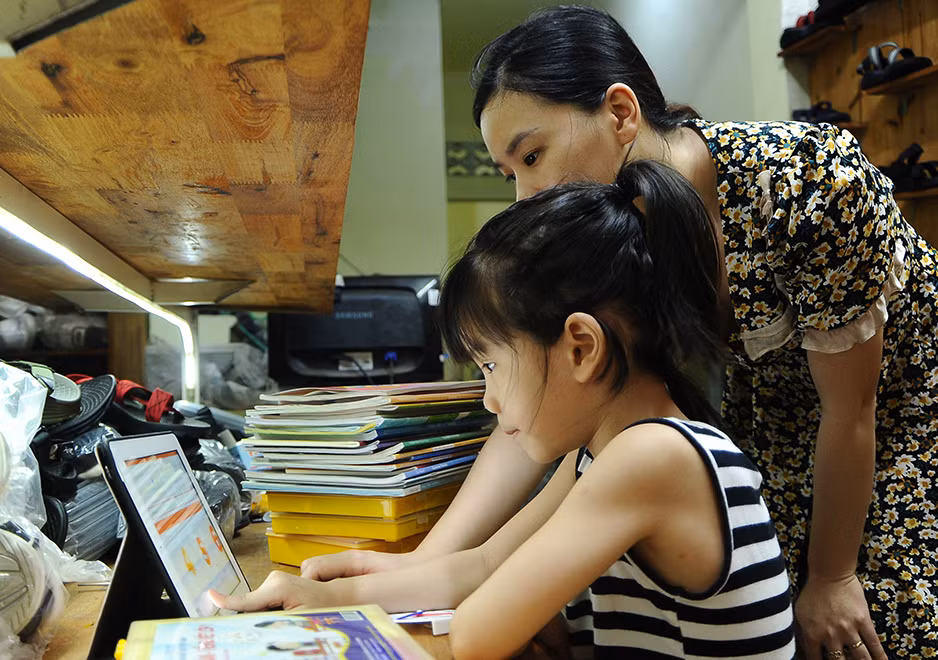 Mạng xã hội ảnh hưởng nhiều đến nhận thức của trẻ. Ảnh: NAM HẢI