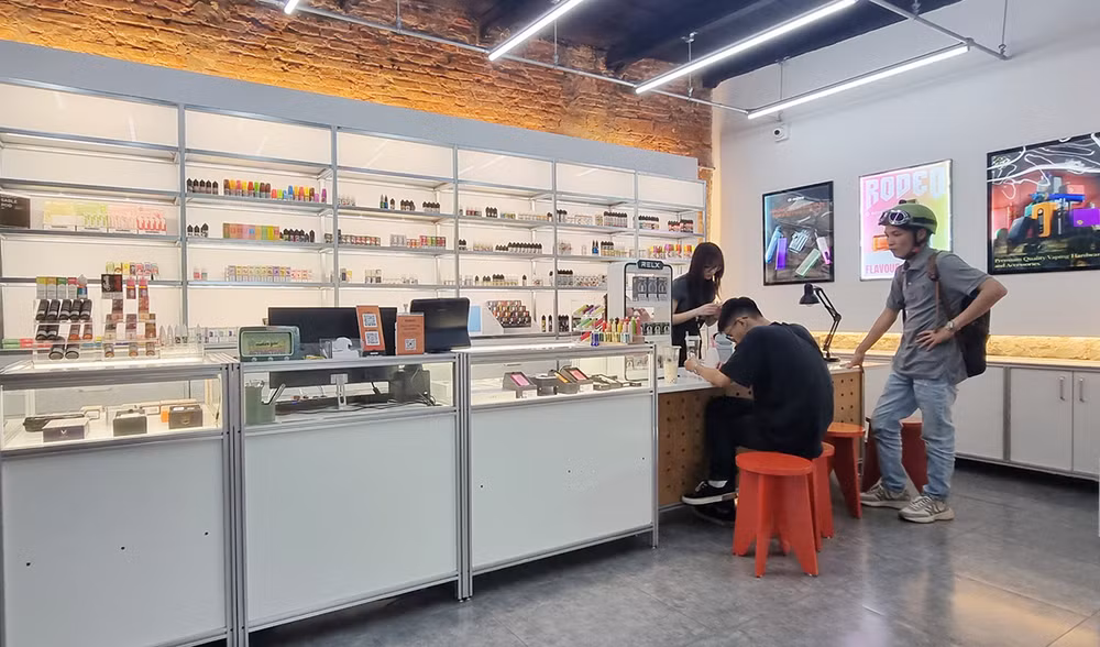 Một cửa hàng bán thuốc lá điện tử. Ảnh: PHẠM ĐẮC
