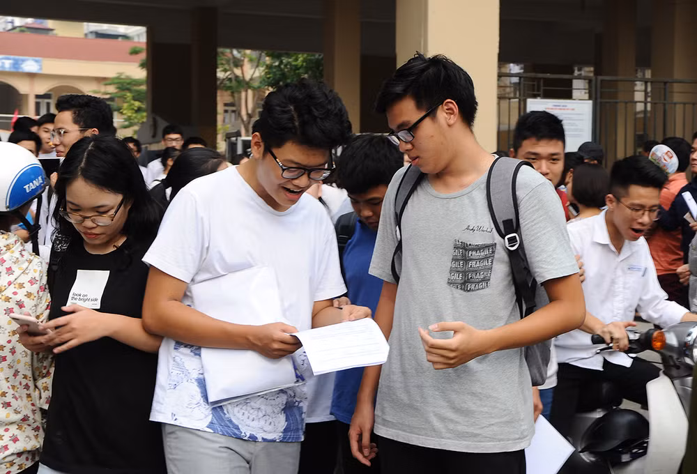 Thí sinh tìm hiểu quy chế của kỳ thi tốt nghiệp THPT. Ảnh: NAM NGUYỄN