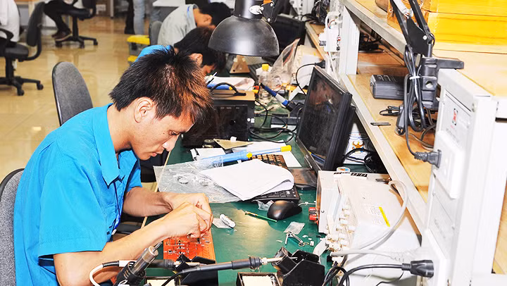 Đào tạo ngành điện tử tại Trường cao đẳng nghề công nghệ cao Hà Nội. Ảnh: ANH HẢI