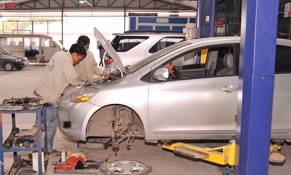 Sửa chữa xe điện yêu cầu gara phải có nhiều trang thiết bị khác nhau. Ảnh: NAM HẢI