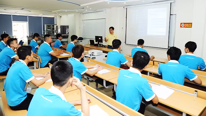Đào tạo nguồn nhân lực chất lượng cao để đón đầu các dự án đầu tư. Ảnh: NGUYỄN HẢI