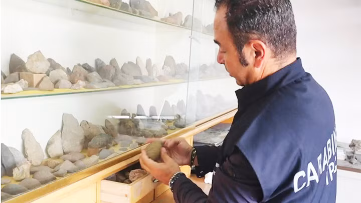 Cảnh sát kiểm tra những cổ vật được thu hồi. Ảnh: REUTERS