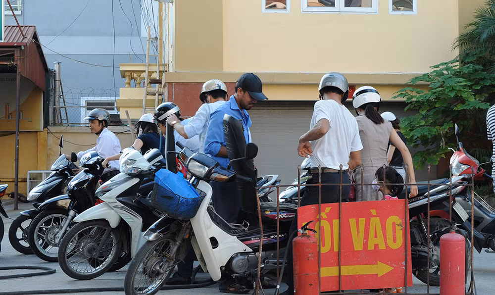 Các doanh nghiệp bán lẻ xăng, dầu gặp khó trong việc lựa chọn công nghệ khi xuất hóa đơn. Ảnh: NGUYỆT ANH