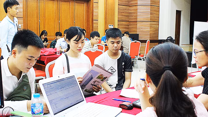 Làm thủ tục nhập học tại Trường cao đẳng Cơ điện Hà Nội. Ảnh: SONG ANH