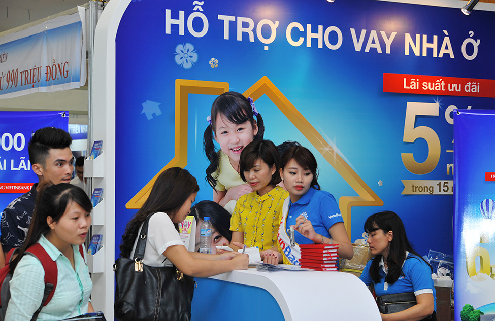 Người dân tìm hiểu thông tin vay mua nhà ở xã hội tại ngân hàng VietinBank. Ảnh: NAM ANH