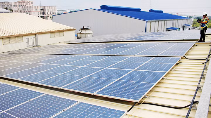 Hệ thống ĐMT mái nhà tại Công ty Kim Đức đã góp phần giảm chi phí tiền điện cho doanh nghiệp và giảm phát thải carbon. Ảnh: TL