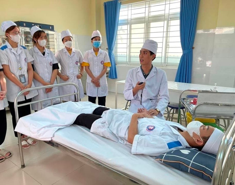 Sinh viên khối ngành sức khỏe trong tiết thực hành. Ảnh: NGỌC PHONG