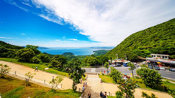 Từ Hải Vân quan có thể ngắm toàn cảnh TP Đà Nẵng.