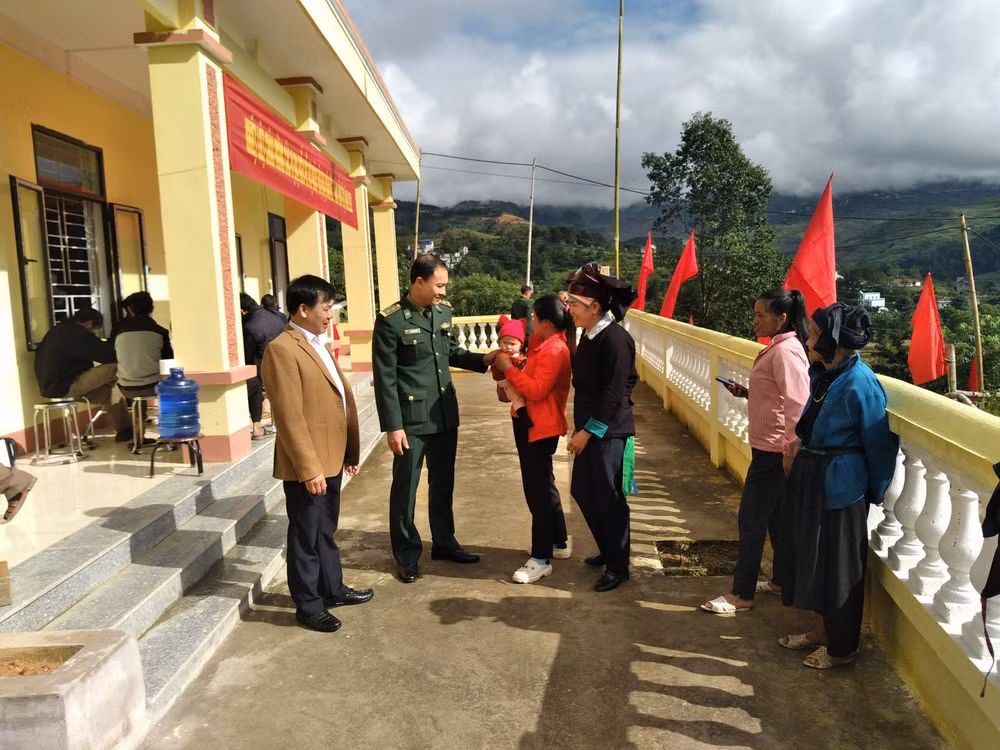 Cán bộ xã Bạch Đích, huyện Yên Minh, tỉnh Hà Giang thường xuyên xuống cơ sở nắm tình hình, vận động người dân.