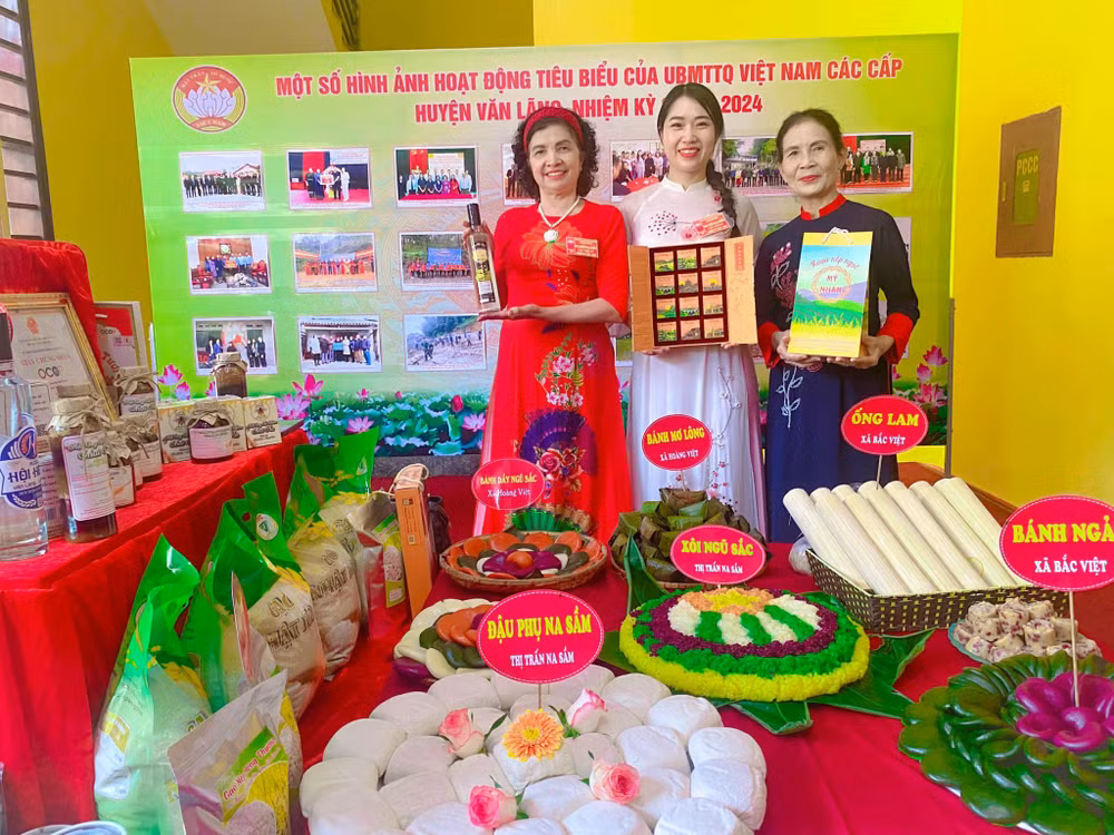 Chị Thương (ở giữa) giới thiệu sản phẩm hồng vành khuyên treo gió tại hội chợ huyện.