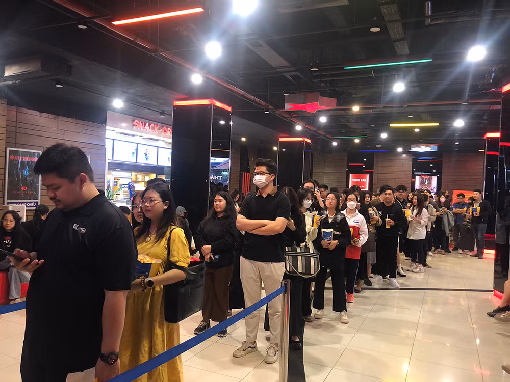 Khán giả xếp hàng dài chờ vào xem phim ở Trung tâm Chiếu phim quốc gia.