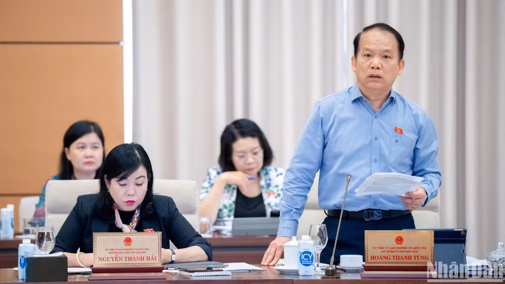 Chủ nhiệm Ủy ban Pháp luật của Quốc hội Hoàng Thanh Tùng báo cáo một số vấn đề lớn trong giải trình, tiếp thu, chỉnh lý dự thảo Luật Công chứng (sửa đổi). (Ảnh: DUY LINH)