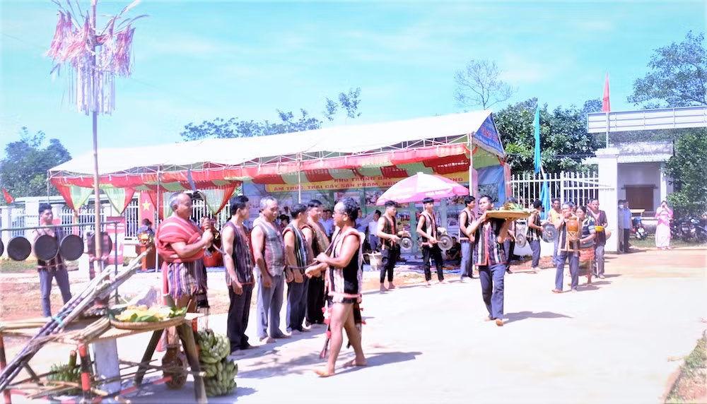 Không gian lễ hội kết bạn cộng đồng của người M’ Nông ở huyện Bù Đăng, tỉnh Bình Phước. (Ảnh: NHẤT SƠN)