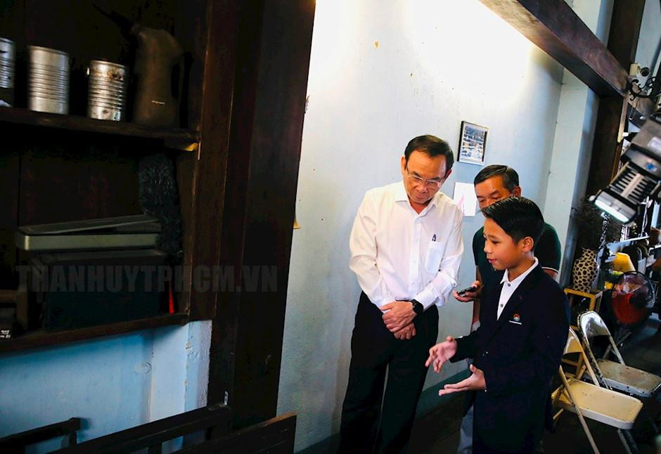 Bí thư Thành ủy Thành phố Hồ Chí Minh Nguyễn Văn Nên cùng các đại biểu tìm hiểu về căn hầm bí mật, hộp thư bí mật. (Ảnh: Trang tin điện tử Đảng bộ Thành phố Hồ Chí Minh)