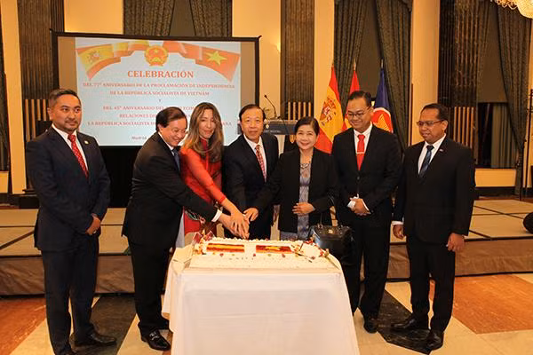 Đại sứ Hoàng Xuân Hải và các vị đại biểu cắt bánh mừng Quốc khánh Việt Nam. (Nguồn: Ủy ban nhà nước về người Việt ở nước ngoài)