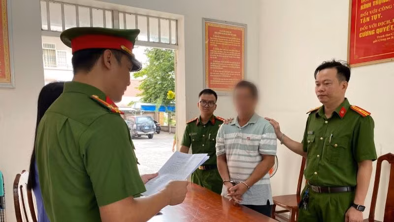 Tống đạt quyết định khởi tố bị can, lệnh bắt bị can để tạm giam đối tượng Nguyễn Hoang.