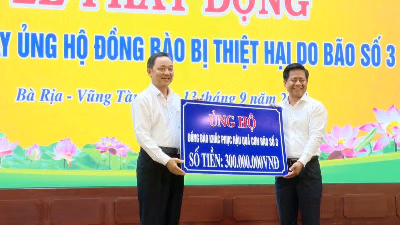 Ông Phạm Văn Triêm, Chủ tịch Hội đồng quản trị Công ty Tân Phước Thịnh trao 300 triệu cho Quỹ “Cứu trợ tỉnh” để hỗ trợ đồng bào các tỉnh miền bắc chịu thiệt hại do bão số 3 gây ra.
