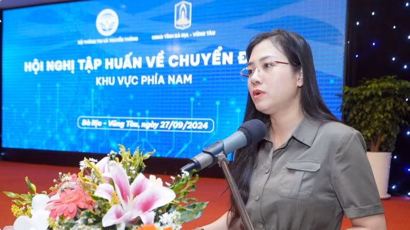 Phó Cục trưởng Cục Chuyển đổi số quốc gia (Bộ Thông tin và Truyền thông) Trần Thị Quốc Hiền phát biểu tại hội nghị.