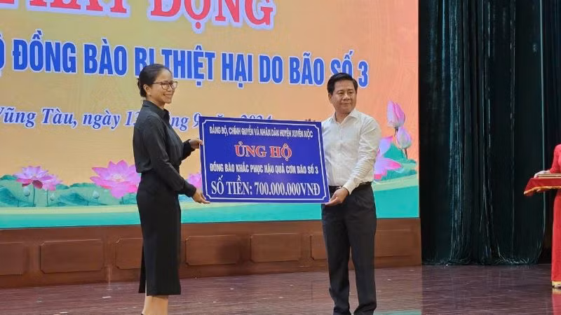 Chủ tịch Ủy ban nhân dân huyện Xuyên Mộc Lê Thị Trang Đài đại diện cho người dân huyện Xuyên Mộc ủng hộ quỹ.