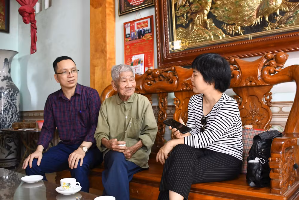 Cụ Trần Văn Túy vẫn nhớ rõ nhiều kỷ niệm trong những tháng ngày tham gia tải hàng phục vụ Chiến dịch Điện Biên Phủ.