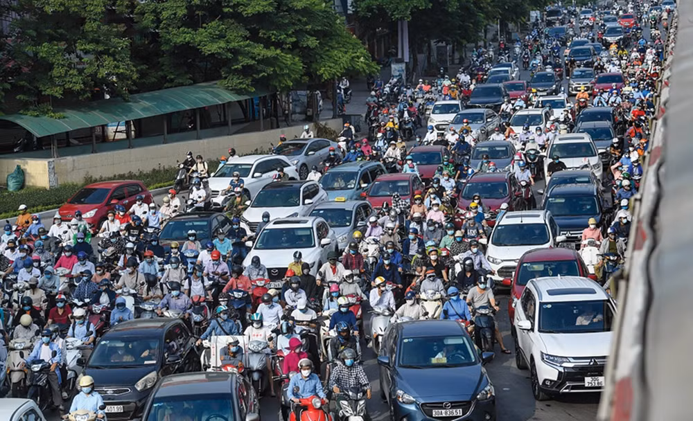 Hà Nội kiên trì các giải pháp giảm ùn tắc giao thông. Ảnh: SƠN LÊ