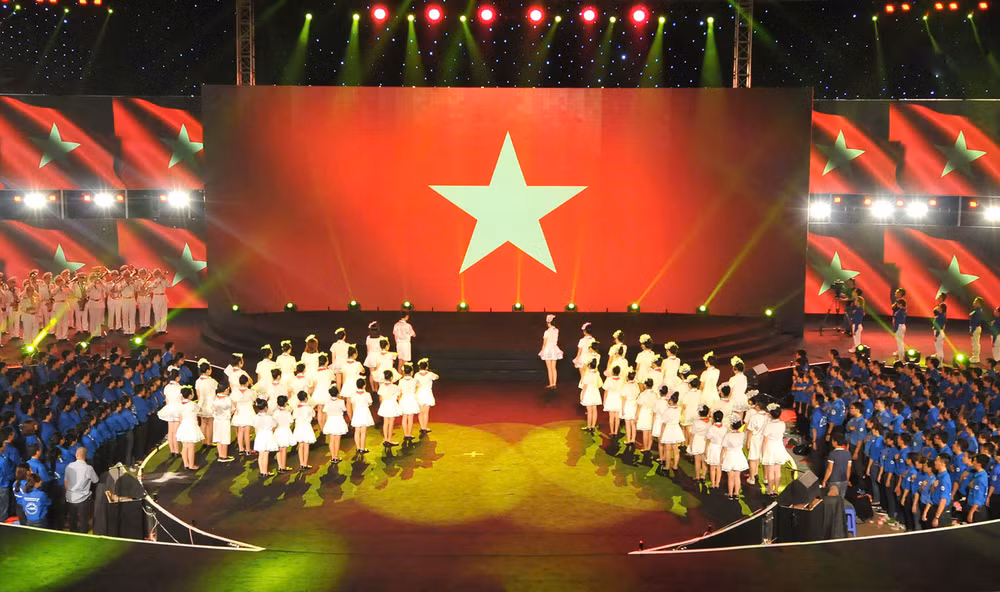 Nghi thức chào cờ Tổ quốc trong chương trình nghệ thuật "Tự hào Tổ quốc tôi". Ảnh: THANH TRÚC 