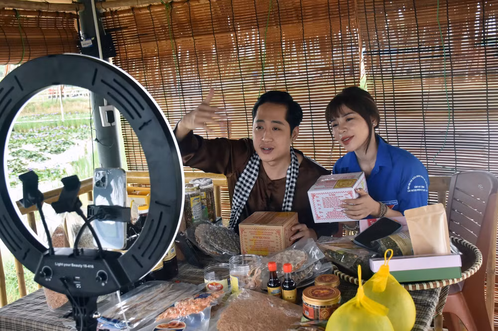 Các nhà sáng tạo nội dung bán hàng trực tuyến sản phẩm OCOP của tỉnh Hà Tĩnh. Ảnh: Hữu Quyết