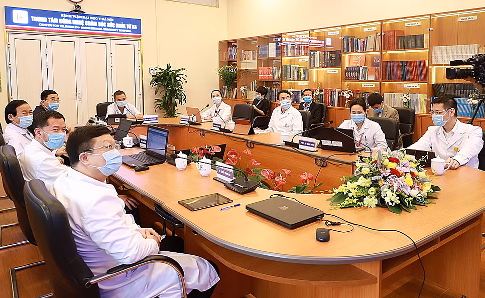 Các bác sĩ Bệnh viện Đại học Y Hà Nội tại buổi hội chẩn trên nền tảng hỗ trợ tư vấn khám, chữa bệnh từ xa. Ảnh: Bệnh viện Đại học Y Hà Nội
