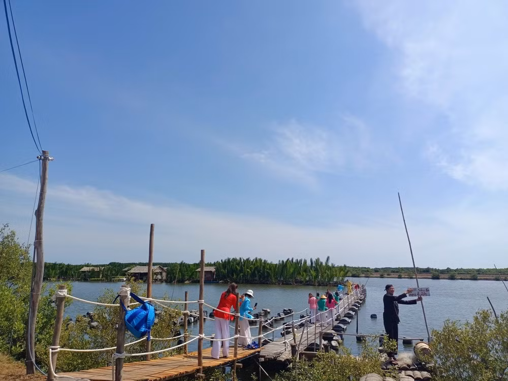 Nông trại Người giữ rừng là mô hình kết hợp giữ và trồng rừng, nuôi trồng thủy sản với du lịch.