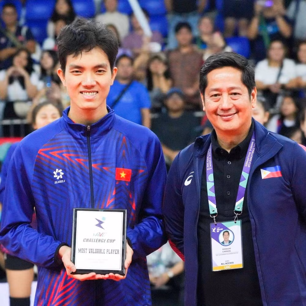 Bích Tuyền (trái) giành danh hiệu Vận động viên xuất sắc nhất giải.