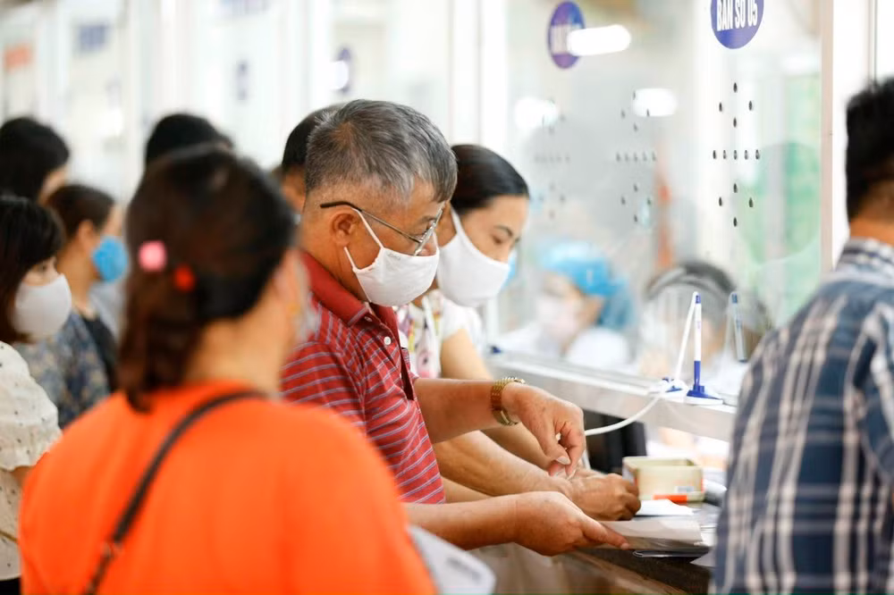 Bộ Y tế và cơ quan Bảo hiểm xã hội cần sớm có cơ chế thanh toán chi phí thuốc, vật tư y tế mà người bệnh phải tự mua ngoài. Ảnh: Như Ý