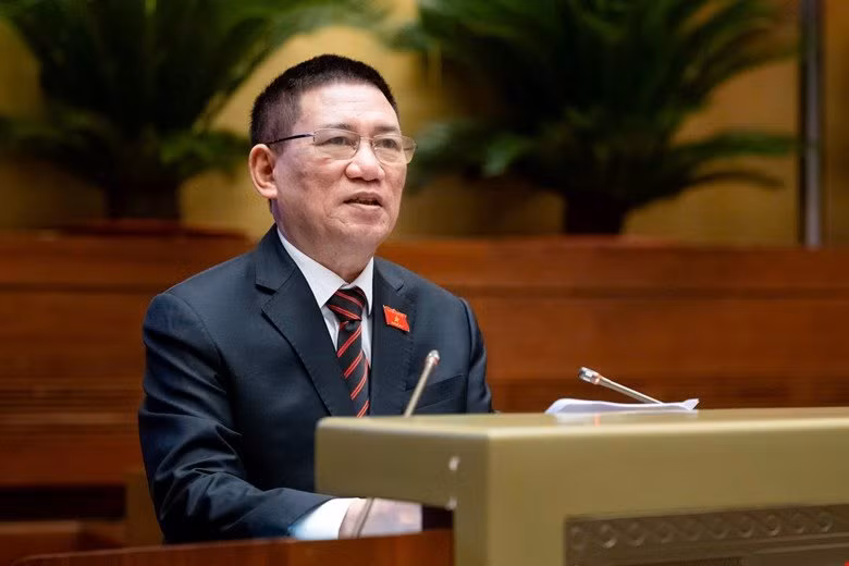 Phó Thủ tướng, Bộ trưởng Tài chính Hồ Đức Phớc trình bày trước Quốc hội tờ trình Dự án 1 luật sửa 7 luật liên quan lĩnh vực tài chính. Ảnh Nghĩa Đức
