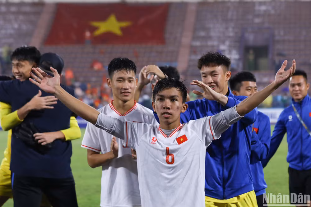 Các cầu thủ U17 Việt Nam ăn mừng sau khi chính thức giành quyền tham dự Vòng chung kết U17 châu Á 2025.