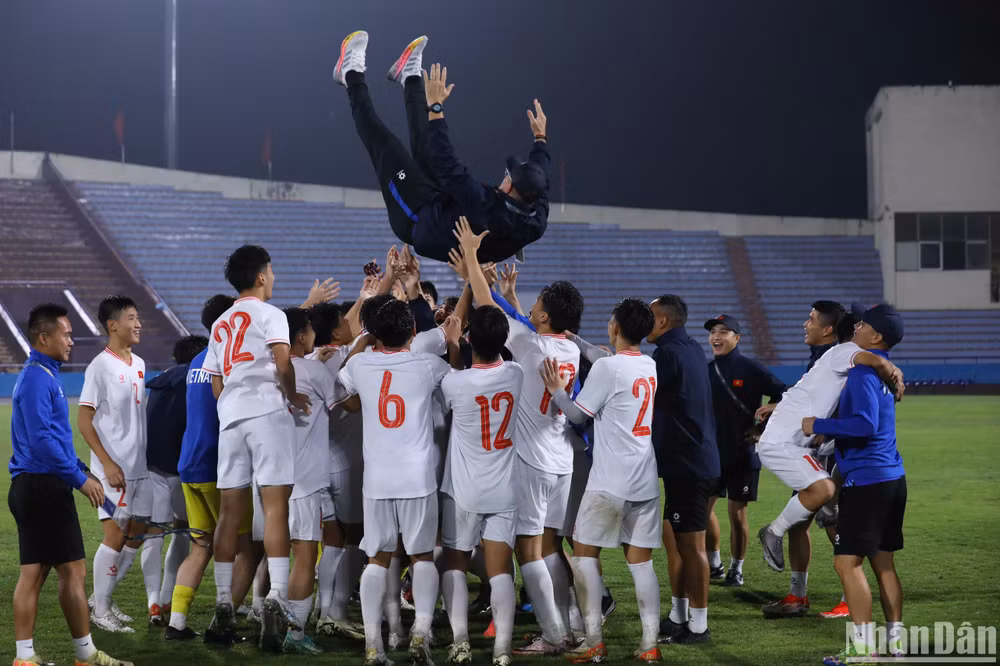 Niềm vui vỡ òa của các học trò cùng huấn luyện viên Cristiano Roland.