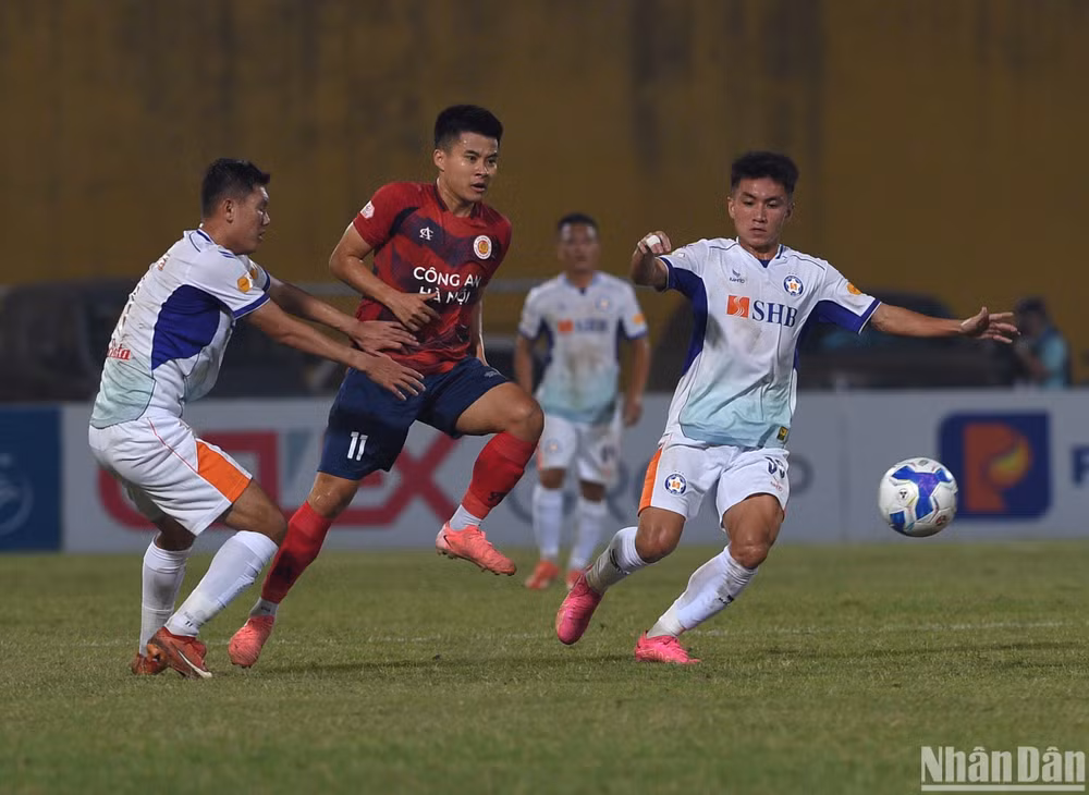 Một số tình huống nguy hiểm trước khung thành được tạo ra nhưng không có bàn thắng trong hiệp 1.